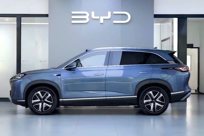 BYD SEAL 07 DM-I älykäs ajoversio, jonka arvioitu lähtöhinta on 250 000 yuania ja jonka odotetaan saavuttavan markkinoille pian, on saapunut jälleenmyyjiin.